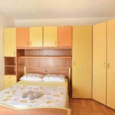 Apartments Meri Seget Vranjica